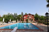 Basen w obiekcie Villa Parco del Monte lub w pobliżu