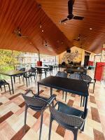 En restaurant eller et andet spisested på Tipsy Spring Resort