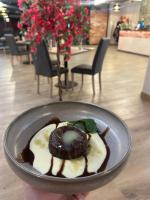 une personne tenant une assiette de nourriture dans un centre commercial dans l'établissement Hotel - Restauracja SŁONECZNA, à Gostyń