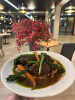 une assiette de nourriture avec des brocolis et des carottes sur une table dans l'établissement Hotel - Restauracja SŁONECZNA, à Gostyń