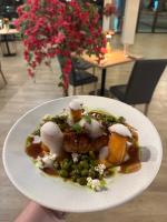 une assiette de nourriture avec des petits pois et du sucre en poudre dessus dans l'établissement Hotel - Restauracja SŁONECZNA, à Gostyń