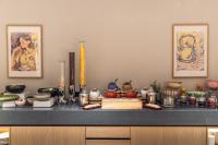 un mostrador con muchos artículos encima en Kamengrad Hotel & SPA, en Panagyurishte