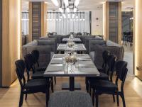 Un comedor con una mesa larga y sillas. en Kamengrad Hotel & SPA, en Panagyurishte