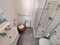 A bathroom at Amstetten Apartment