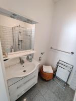 A bathroom at Amstetten Apartment