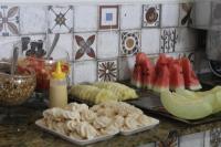 een aanrecht met fruit en groenten op een tafel bij Hotel Prime Ceaka in Caruaru