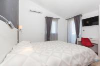 Łóżko lub łóżka w pokoju w obiekcie Alison Apartments