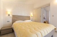 Łóżko lub łóżka w pokoju w obiekcie Alison Apartments
