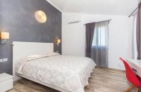 Łóżko lub łóżka w pokoju w obiekcie Alison Apartments