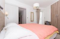 Łóżko lub łóżka w pokoju w obiekcie Alison Apartments
