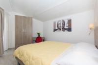 Łóżko lub łóżka w pokoju w obiekcie Alison Apartments