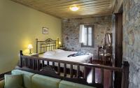 Postel nebo postele na pokoji v ubytování Klymeni Traditional Homes