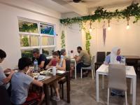 een groep mensen die aan tafels in een restaurant zitten bij Shams Thoddoo in Thoddoo