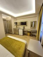 TV a/nebo společenská místnost v ubytování Taksim La Marino Hotel