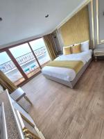 Postel nebo postele na pokoji v ubytování Taksim La Marino Hotel