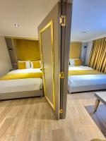 Postel nebo postele na pokoji v ubytování Taksim La Marino Hotel