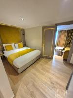 Postel nebo postele na pokoji v ubytování Taksim La Marino Hotel