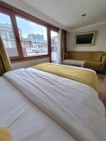 Postel nebo postele na pokoji v ubytování Taksim La Marino Hotel