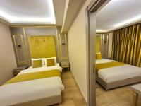 Postel nebo postele na pokoji v ubytování Taksim La Marino Hotel