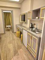 Kuchyň nebo kuchyňský kout v ubytování Taksim La Marino Hotel