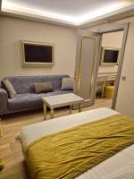 Postel nebo postele na pokoji v ubytování Taksim La Marino Hotel