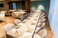 泰尔莫利Lumia Hotel的一张桌子,房间里有白色的桌子和椅子