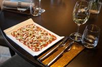 un plato de comida en una mesa con copas de vino en Hotel Restaurant Het Witte Paard, en Delden