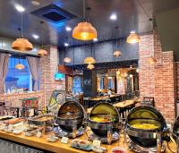 un ristorante con diverse pentole di cibo su un tavolo di Nine Valley Park a Boeun