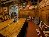 una sala da pranzo con tavolo in legno e panca di The Whod A Thought It a Glastonbury