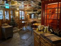 una camera con un ristorante con tavolo e sedie di The Whod A Thought It a Glastonbury