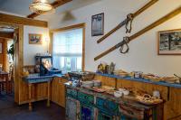 科热诺夫Penzion V Kopci的厨房的柜台上放着食物