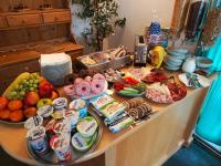 科热诺夫Penzion V Kopci的填满了各种食物的桌子