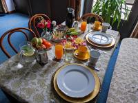 科热诺夫Penzion V Kopci的一张桌子上放着食物和橙汁