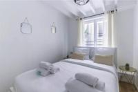 Łóżko lub łóżka w pokoju w obiekcie Home Suite Home Grands Boulevards 41