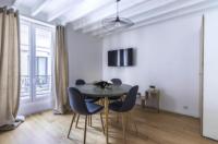 Telewizja i/lub zestaw kina domowego w obiekcie Home Suite Home Grands Boulevards 41