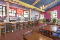 un restaurante con barra con mesas y sillas en Hotel Sara De Ur, en La Cabrera