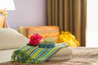 einen Haufen Handtücher und Blumen auf dem Bett in der Unterkunft Leonardo Privilege Eilat Hotel - All inclusive in Eilat