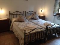 A bed or beds in a room at Podere Poggio Benedetto