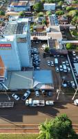 una vista aérea de un aparcamiento con coches aparcados en Turis Hotel, en Dourados