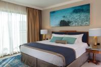 ein Hotelzimmer mit einem Bett und einem großen Fenster in der Unterkunft U Magic Palace in Eilat