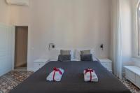 A bed or beds in a room at Vintage Ottaviano Apartment