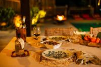 une table avec des assiettes de nourriture et des verres de vin dans l'établissement VILLA COLIBRI Guriú, à Guriú