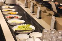 een buffetlijn met borden met eten op bij KensingtonResort JirisanNamwon in Namwon
