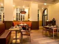 Un restaurante u otro lugar para comer en DoubleTree by Hilton Sittard
