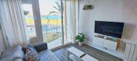 Televízia a/alebo spoločenská miestnosť v ubytovaní Playalmud- Vistas al mar, primera línea 1 dormitorio