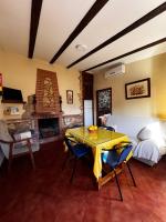 A television and/or entertainment centre at Casas Rurales Carrizosa