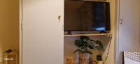 Televízia a/alebo spoločenská miestnosť v ubytovaní Feels Like Home 1