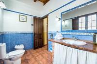 A bathroom at Panoramic View Villa Almogía