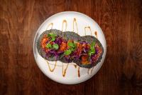 een bord eten op een houten tafel bij Azulea Bacalar Hotel & Spa - Lagoon Front in Bacalar