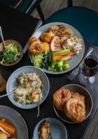 una tavola con piatti di cibo su un tavolo di St Moritz Hotel Apartments a Polzeath